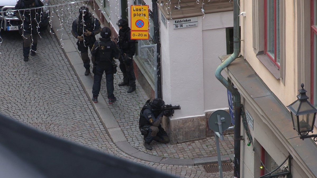 Polisen med skarpt vapen i Gamla stan.
